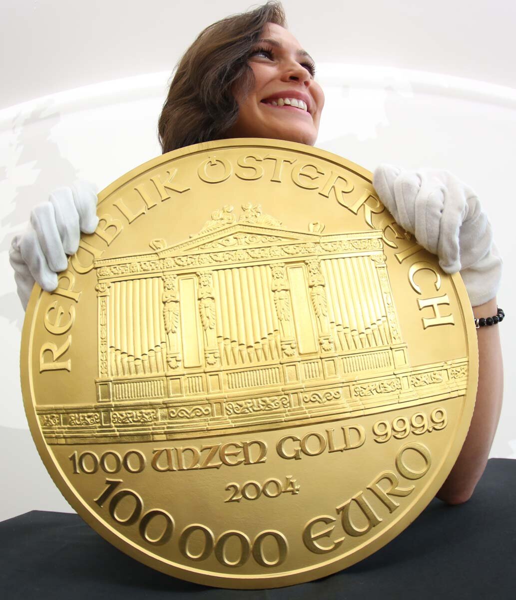1000 золота в долларах. Са ая большая Золотая монета. Самая большая монета в мире. Самая тяжелая монета в мире. Самые большие золотые монеты.