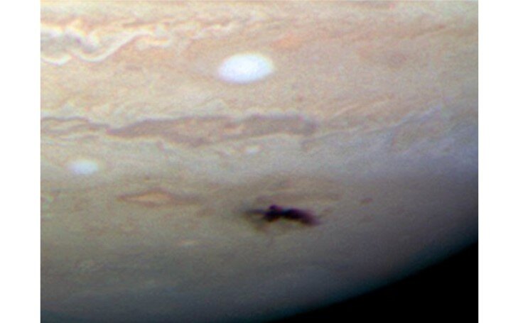 Пятно на поверхности Юпитера после попадания кометы (NASA)