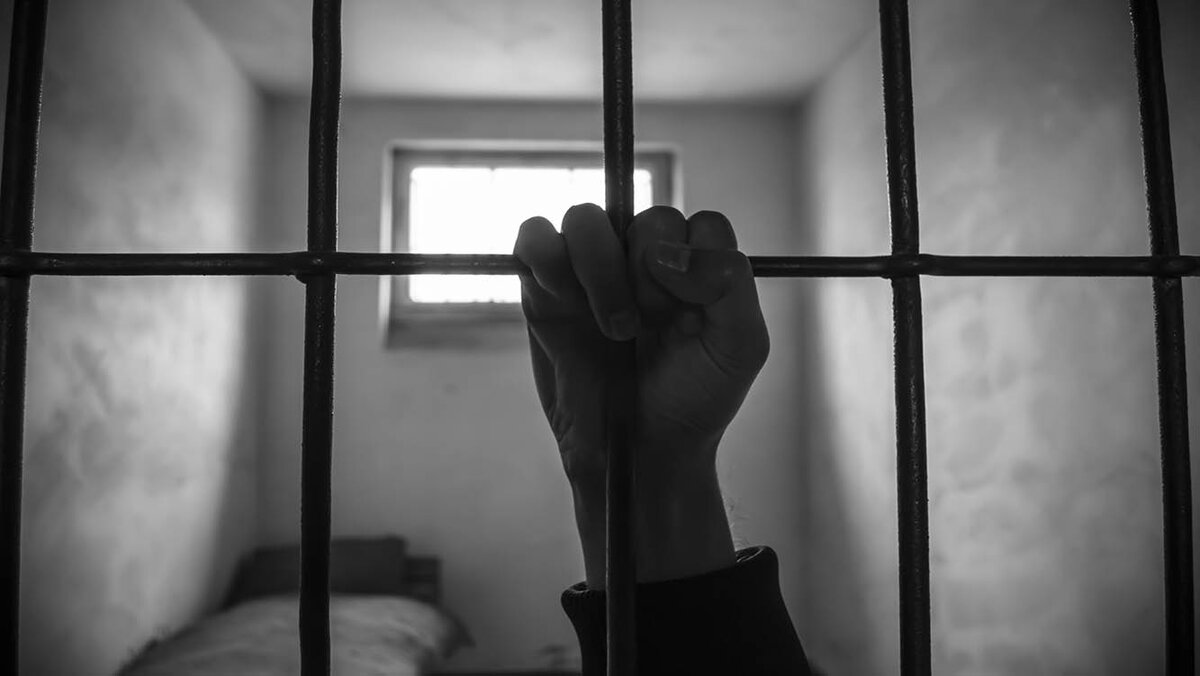 В России лучше рот держать на замке, иначе сам можешь оказаться под замком. Такова страна: справедливая и гуманная. 