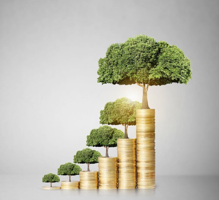 В последнее время рынок страхования жизни показывает достаточно динамичный рост, несмотря на сокращение кредитного страхования. Руководители страховщиков отмечают рост накопительных программ и связывают с ними серьезные надежды, приводя в пример западную практику, где объемы такого рынка несоизмеримо больше. Среди потенциальных потребителей услуги, понимающих ее особенности, мнения разнятся. Одни считают, что накопительное страхование — это реальная возможность сохранить и приумножить свои накопления, обеспечив финансовую защиту своим родным и близким. Другие утверждают, что этот вид страхования в нашей стране «не работает» и лучше оформить отдельно договоры банковского вклада и рискового страхования жизни, что будет и дешевле, и надежнее. Большинство граждан относятся к страхованию жизни с недоверием. У многих остались негативные воспоминания о таком страховании со времен СССР и в целом степень доверия к институту страхования в России ниже, чем к банковскому сектору.