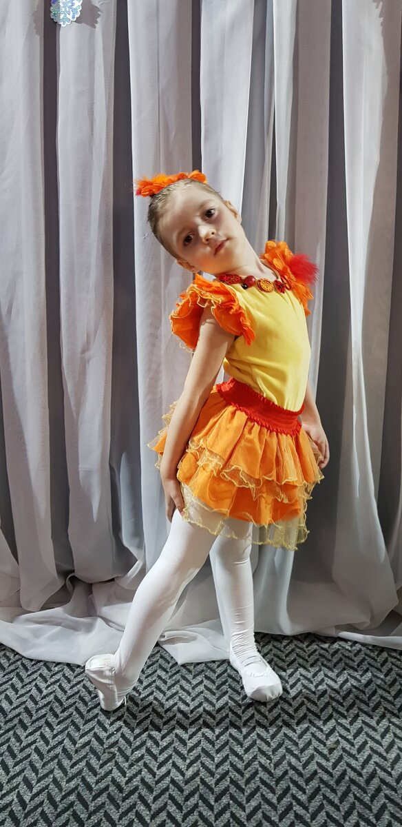 Полина 4 года, выступление цыплят.