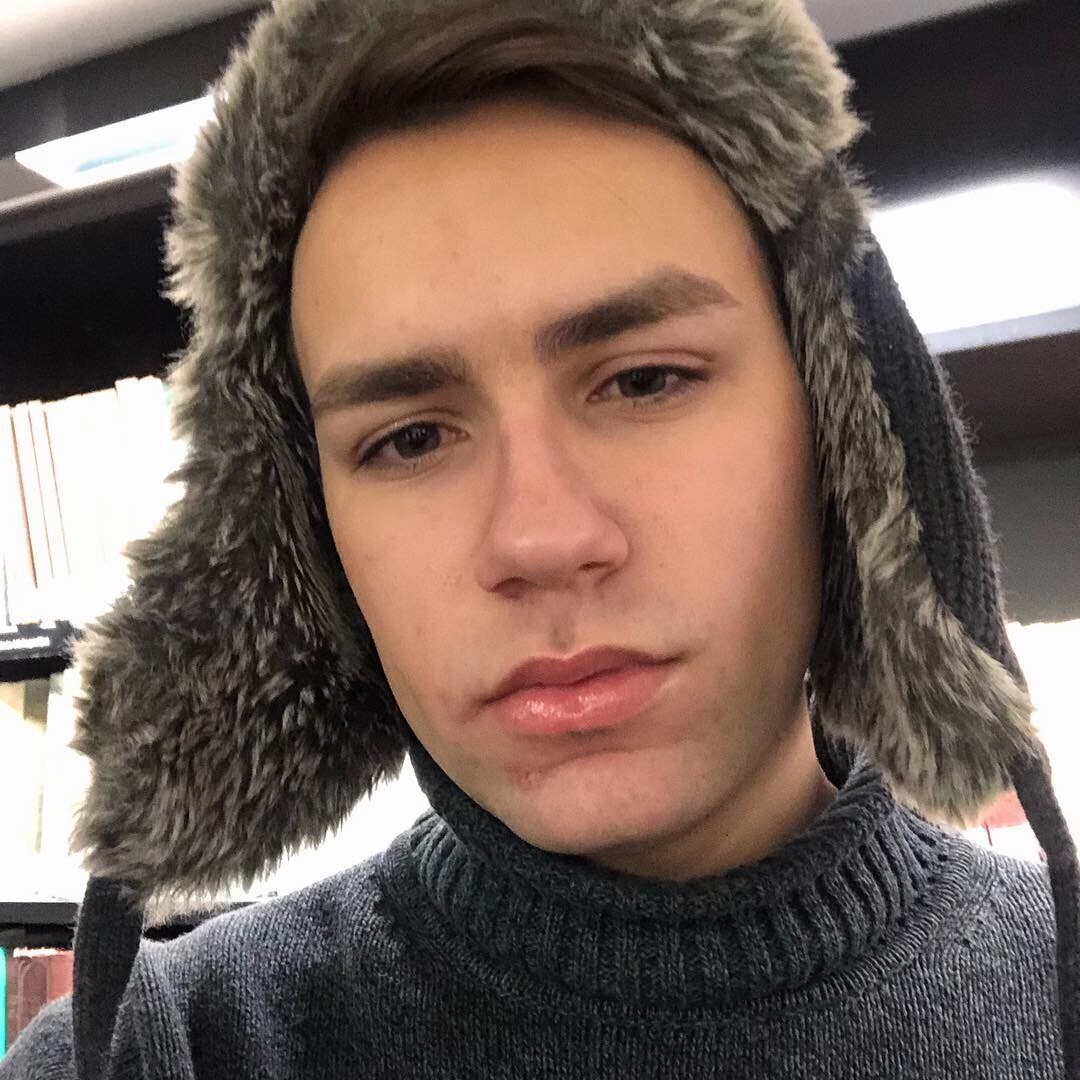 Прошу меня простить, на фото я без макияжа. На губы нанесён блеск от Clarins.