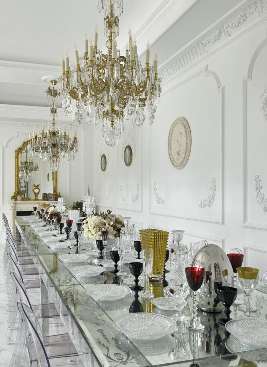 БОЛЬШАЯ ГОСТНАЯ. СТОЛ ARTE VENEZIANA, АНТИКВАРНЫЕ ЛЮСТРЫ BACCARAT, АНТИКВАРНЫЙ МРАМОРНЫЙ КАМИН ИЗ ФРАНЦИИ.