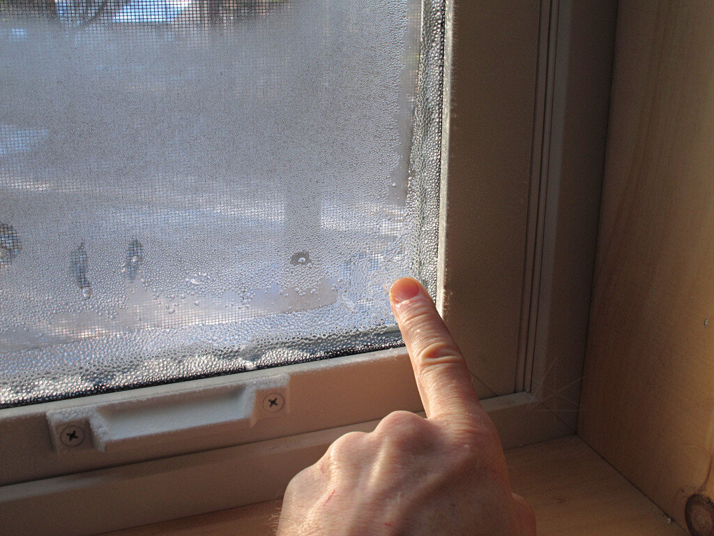 Почему образуется лед на пластиковых окнах и как с этим бороться