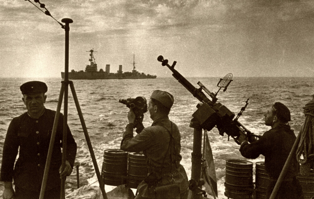 Кинооператор Марк Антонович Трояновский (1907—1967) снимает уход кораблей Черноморского флота из Одессы. На дальнем плане легкий крейсер «Красный Крым». 16.10.1941 г.