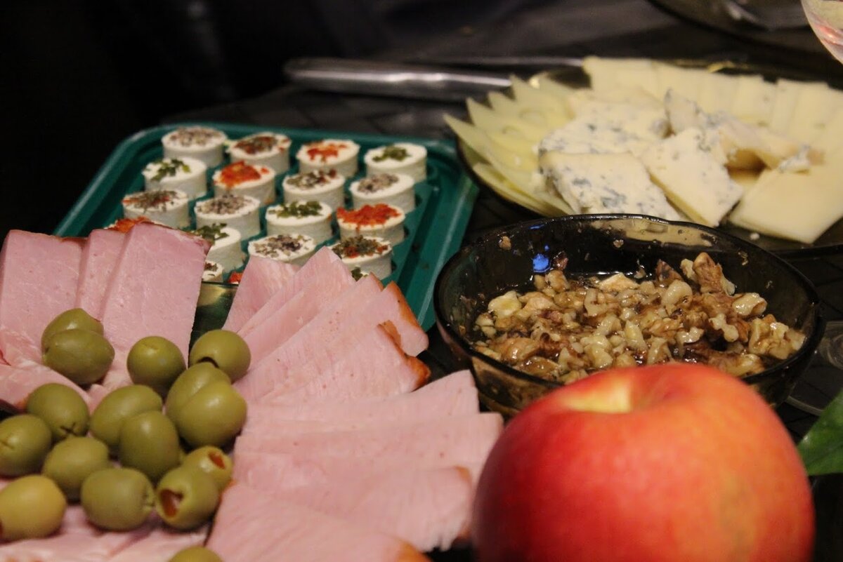 А это фрагмент нашего традиционного праздничного стола. Орехи с медом и чесноком - это мы уже здесь освоили :), раньше такого праздничного блюда у нас не было.