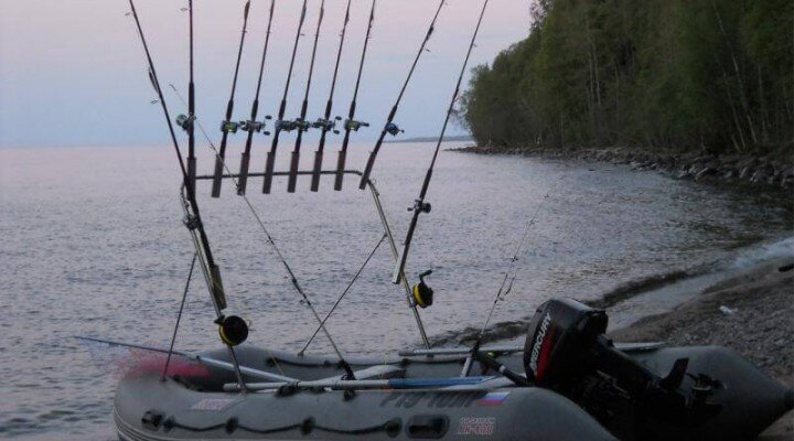 Подумаешь, что под мотором нельзя использовать более двух спиннингов... (Фото с Яндекс поиска для оформления заметки)