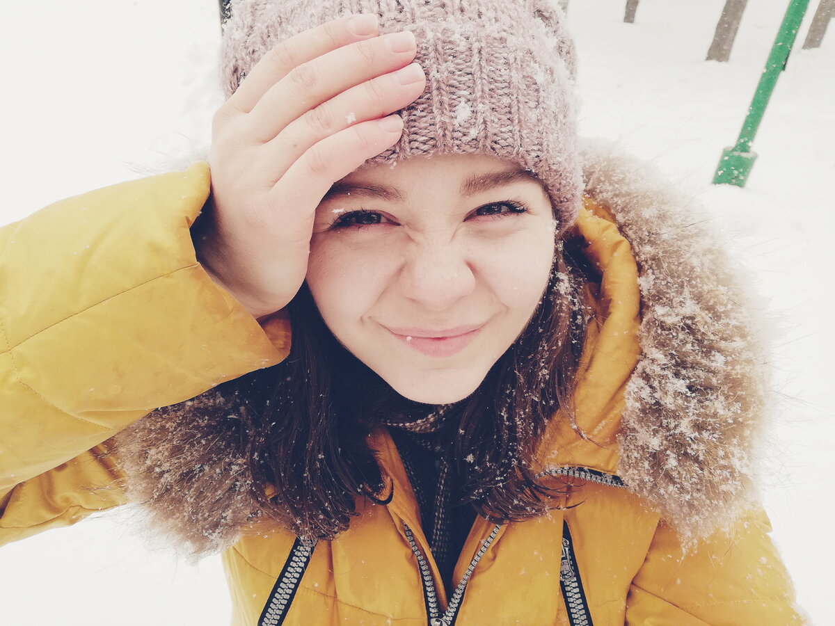 Мне совсем не хотелось делиться с незнакомцем своей едой. Но прогулка затянулась, а идти молча было не совсем прилично. Я протянула выпечку - угощайтесь. 