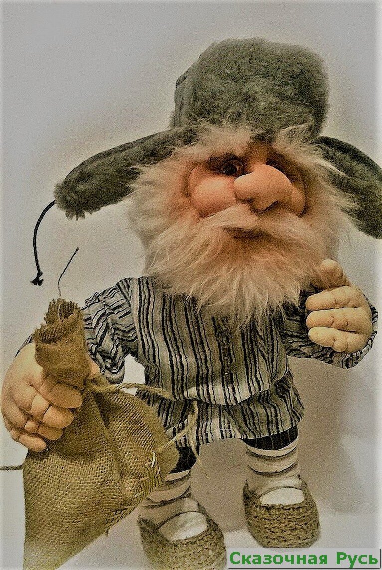 современный домовой. рассерженный домовой. мягкая игрушка домовой. домовой персонаж. смешной домовой.