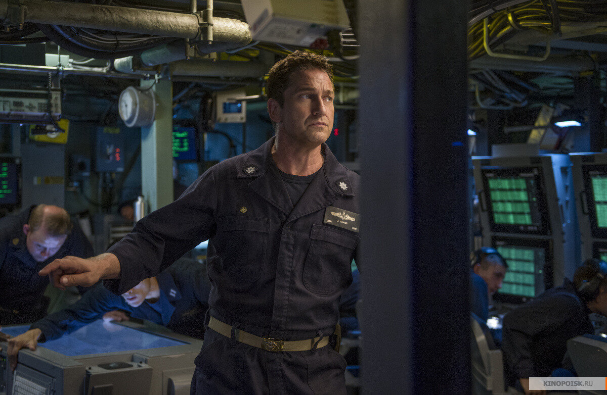 Джерард Батлер  в роли капитана американской субмарины, подобно тому чукче из анекдота, показывает пальцем, куда уплыла русская подводная лодка. 