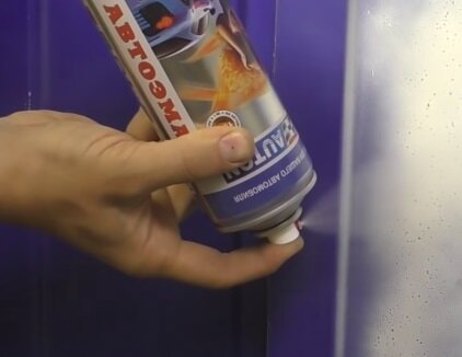 Просто нужно сделать таким образом : после окончания работы перевернуть баллон и распылять краску из сопла разбрызгивателя пока не пойдёт газ и потом , когда вы захотите воспользоваться баллоном , даже через год он вас не подведет !