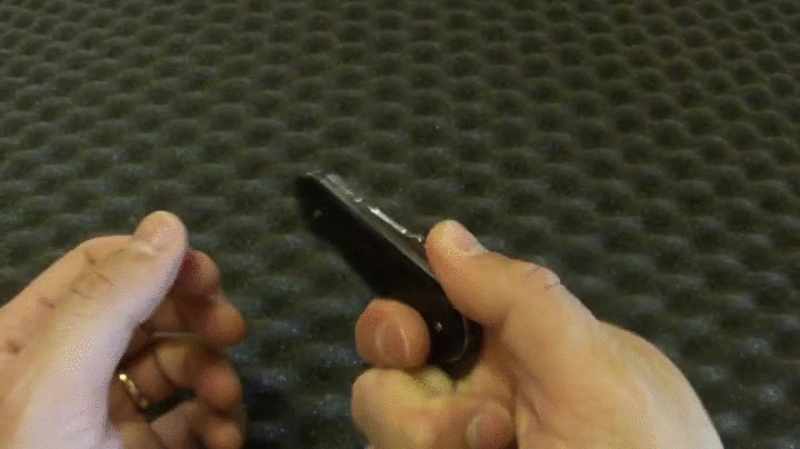 Нож с весьма странным механизмом открывания - CRKT Rollock. Для открывания нужно вдавить у начала насечки обуха и сдвигать вперед, вплоть до упора.