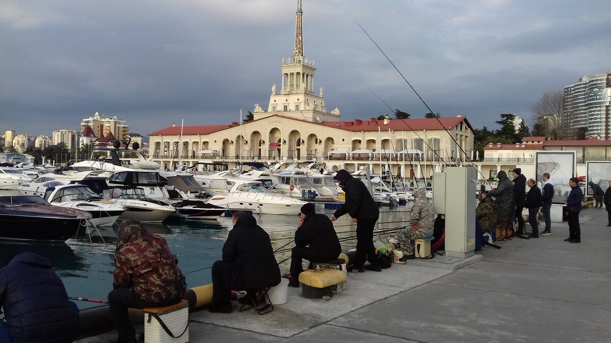Сочи. Рыбаки у Морвокзала.