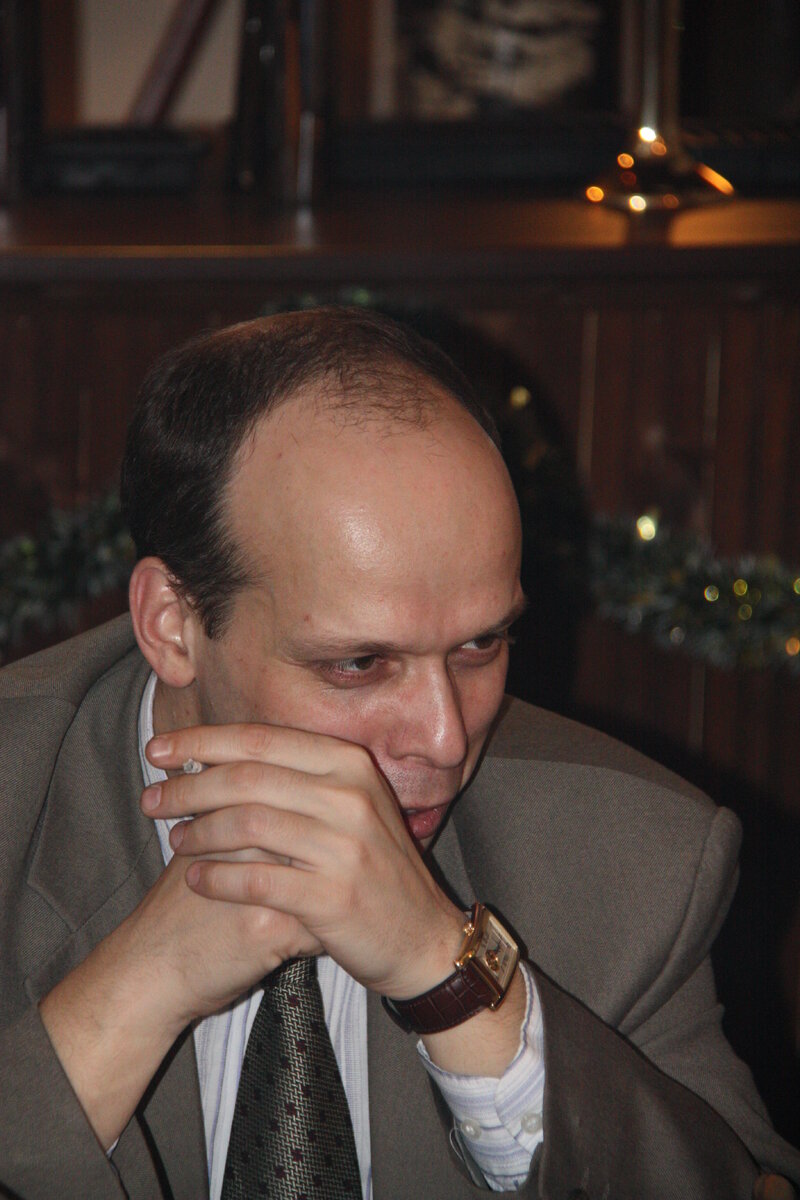 Как я так вдруг стал кондитером? Да очень просто - надоело это всё и тут жена спросила: «А можешь на Новый год селёдку под шубой сделать?» Не отказывать же любимой, ответил что «легко!» (хоть до этого даже не пробовал) и... втянулся. Потом были курсы повара общего профиля, потом выбор кондитерки, как основного направления. Ну а потом вопрос где попрактиковаться, чтобы ещё и денег платили? Ну и понеслась: Cupcake Story, ресторан «Марселли’с», а вот теперь и пятизвёздочный отель. И конечно конкурсы, конкурсы, конкурсы (ничто так не учит и не снижает твою самооценку, как участие в кулинарных конкурсах). 

О чём я собираюсь писать на Дзене? Сами не догадались? 

Конечно о кондитерском искусстве! Будут и проверенные рецепты с подробными описаниями, и технологические карты (скачайте, распечатайте, пользуйтесь). А ещё о том что я люблю - история, авиация, байдарки, сноуборд. Но это так по мелочи, чтобы разбавить еду ;-) 

В общем присоединяйтесь, будет весело. 

А! И, кстати, меня немного есть в других соцсетях: 
 https://www.instagram.com/semeinyy.konditer/  
https://www.youtube.com/channel/UCOsA01NsR8qRDOvwJHD3OaQ 
и ещё я пишу книгу о русских сладостях и хочу её издать https://boomstarter.ru/projects/chernyy-povar/russkie_sladosti_izdanie_knigi