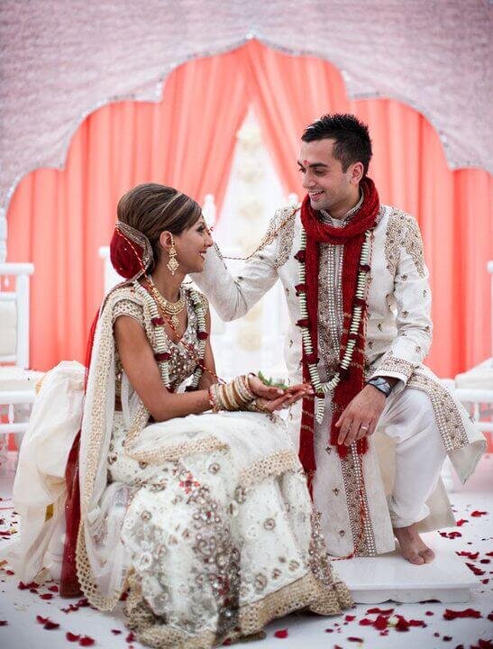 Русско индийские браки. Свадьба в индийском стиле. Традиционная индийская свадьба. Индийский свадебный наряд жениха. Свадьба в индейском стиле.