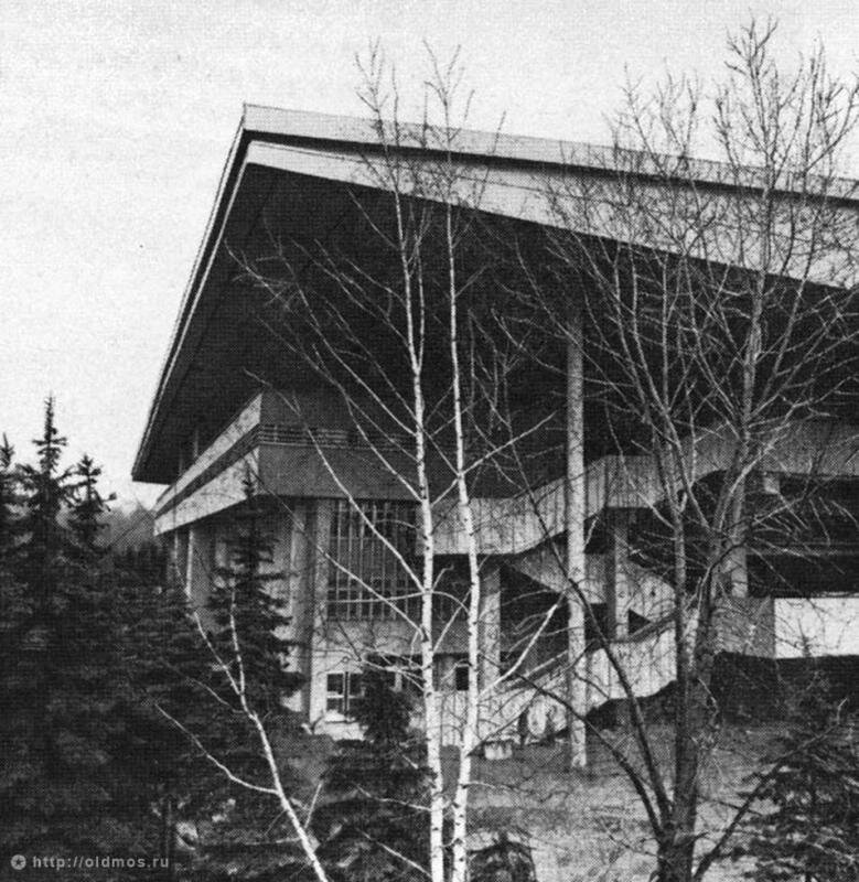 Ледовый дворец «Сокольники» тех лет. Его архитектурный облик отличался от обычных советских арен: старейший в стране каток с искусственным льдом был в конце 1960-х перекрыт крышей.