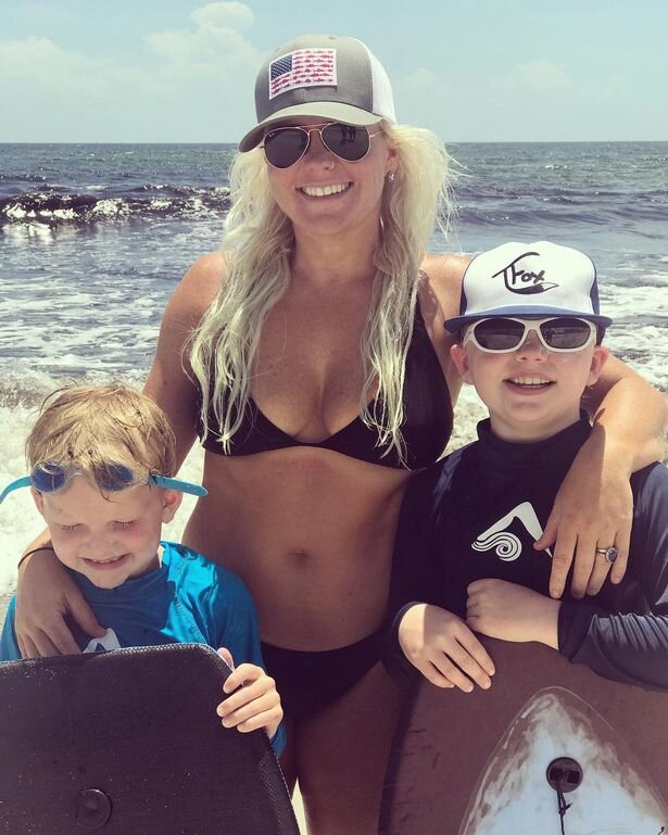 Виктория со своими сыновьями (Image: MDWfeatures / Victoria Underwood)