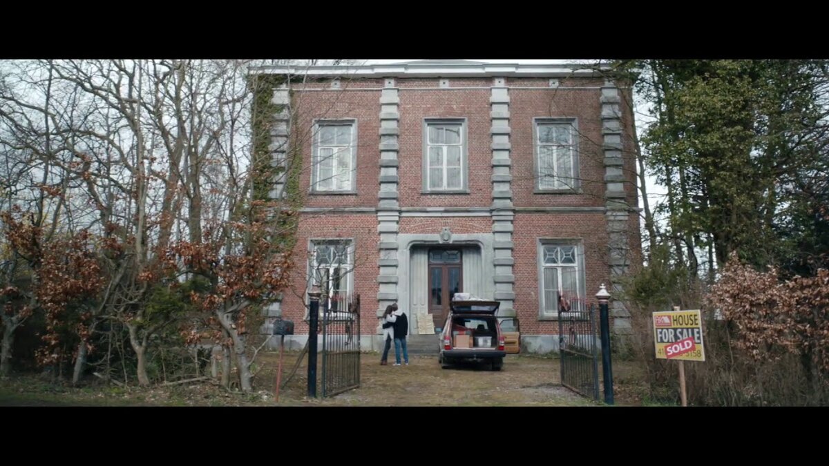 Таинственный дом. Блёклая природа.