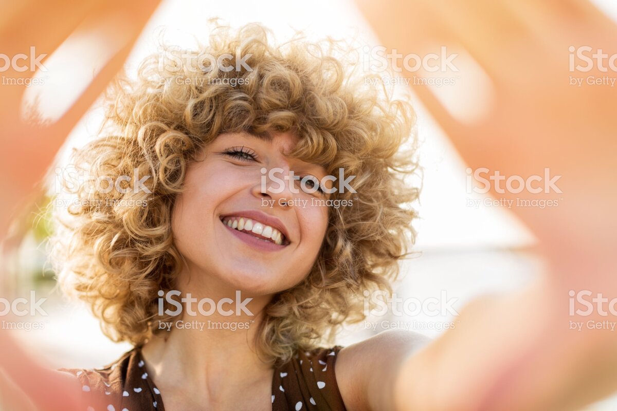 https://www.istockphoto.com/ru/%D1%84%D0%BE%D1%82%D0%BE/portrait-of-young-woman-with-curly-hair-gm1135166272-301894446