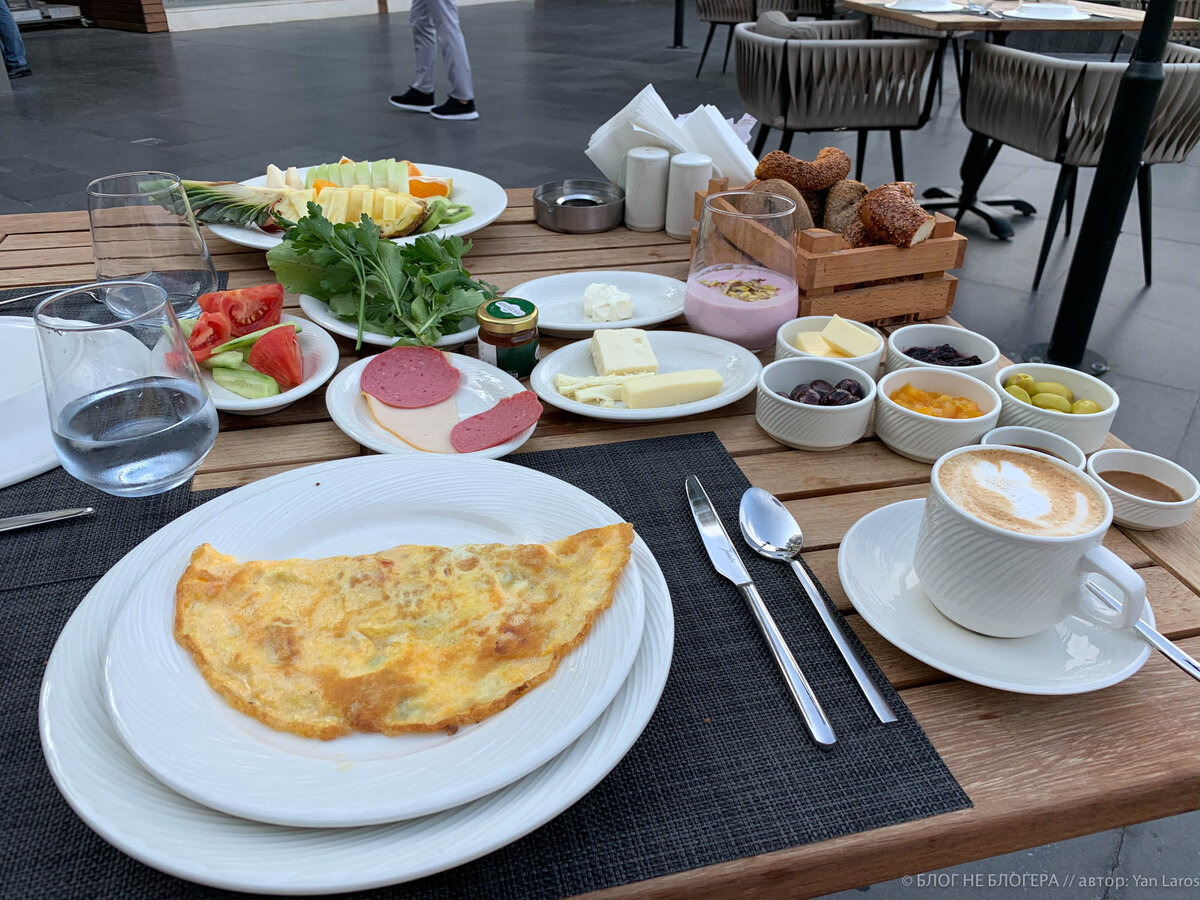 Чем кормят в Турции туристов из Европы. Завтрак и ужин в отеле 5*, в котором нет русских туристов