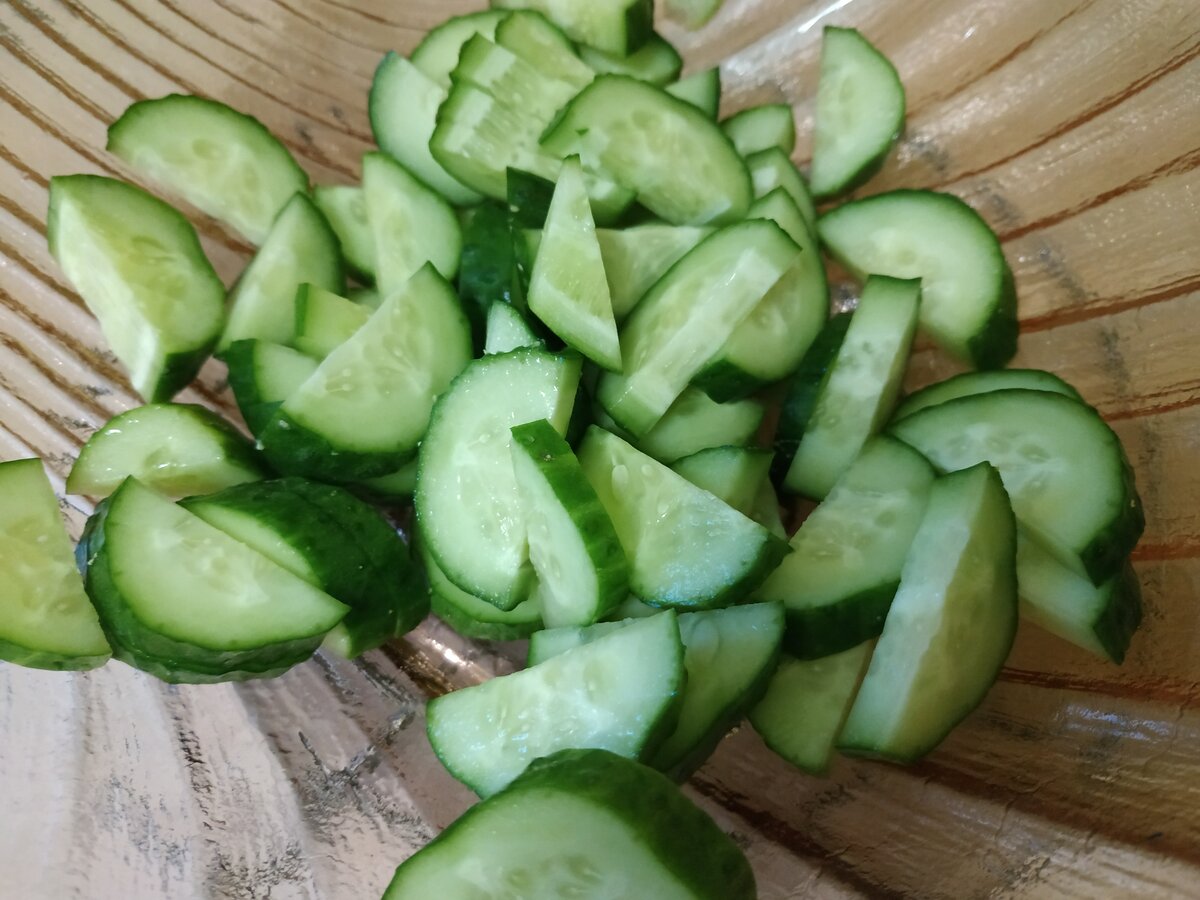 Нарезанные огурцы