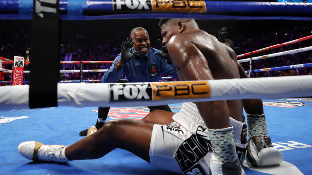 Луис ортис на полу. после пропущенного удара от Уайлдера.                                    Фото: открытые источники интернета.