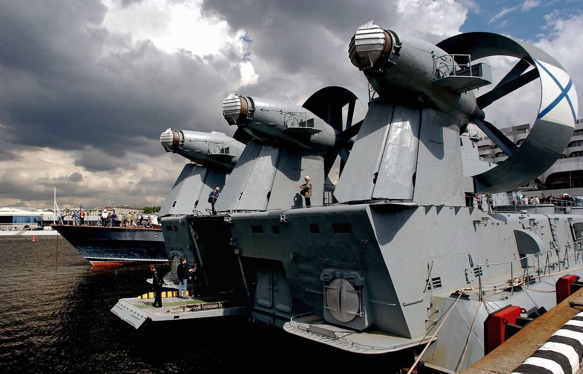 Малый десантный корабль на воздушной подушке зубр. Десантные корабли на воздушной подушке проекта 12322 «зубр». Малый десантный корабль зубр. Проект 12322 зубр. Мдквп евгений кочешков.