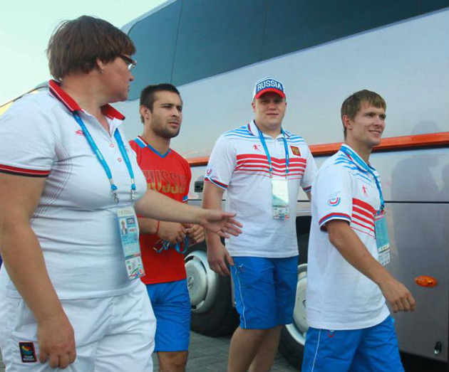 Ирина Круглова с российскими спортсменами на Универсиаде в Казани