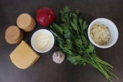 ШАГ 1:
Подготавливаем все ингредиенты для приготовления сырной закуски в виде маленьких елочек.