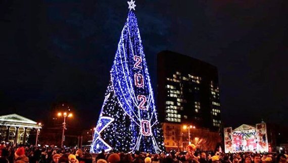 Новогодняя ёлка на центральной площади Донецка