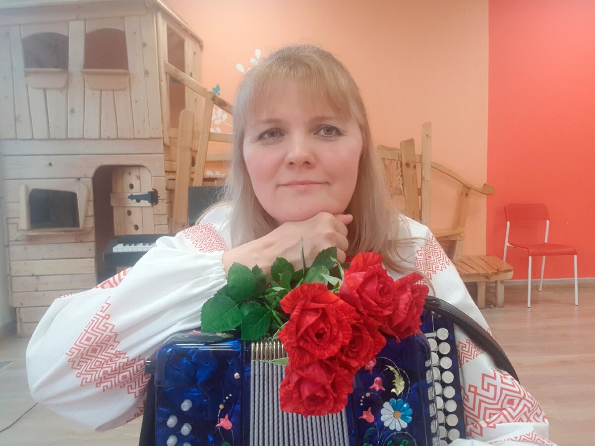 Ангелина Киселёва, гармонь.