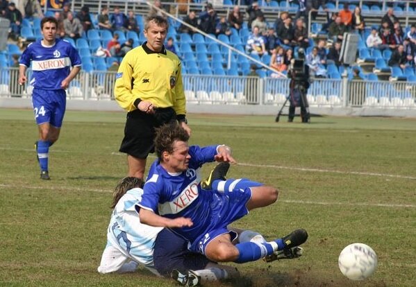 Сергей Фурса судит матч "Динамо" - "Сатурн" (1:0) в 2005-м. Фото fc-dynamo.ru.