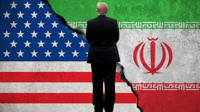 Президент США Трамп на фоне флагов США и Ирана