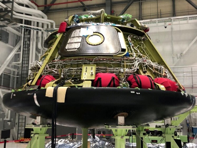 ФОТОГРАФИЯ: Одна из капсул астронавта CST-100 Starliner компании Boeing Co замечена на производственном объекте на мысе Канаверал, Флорида, США, 15 января 2019 года. REUTERS / Eric M. Johnson / File Photo
