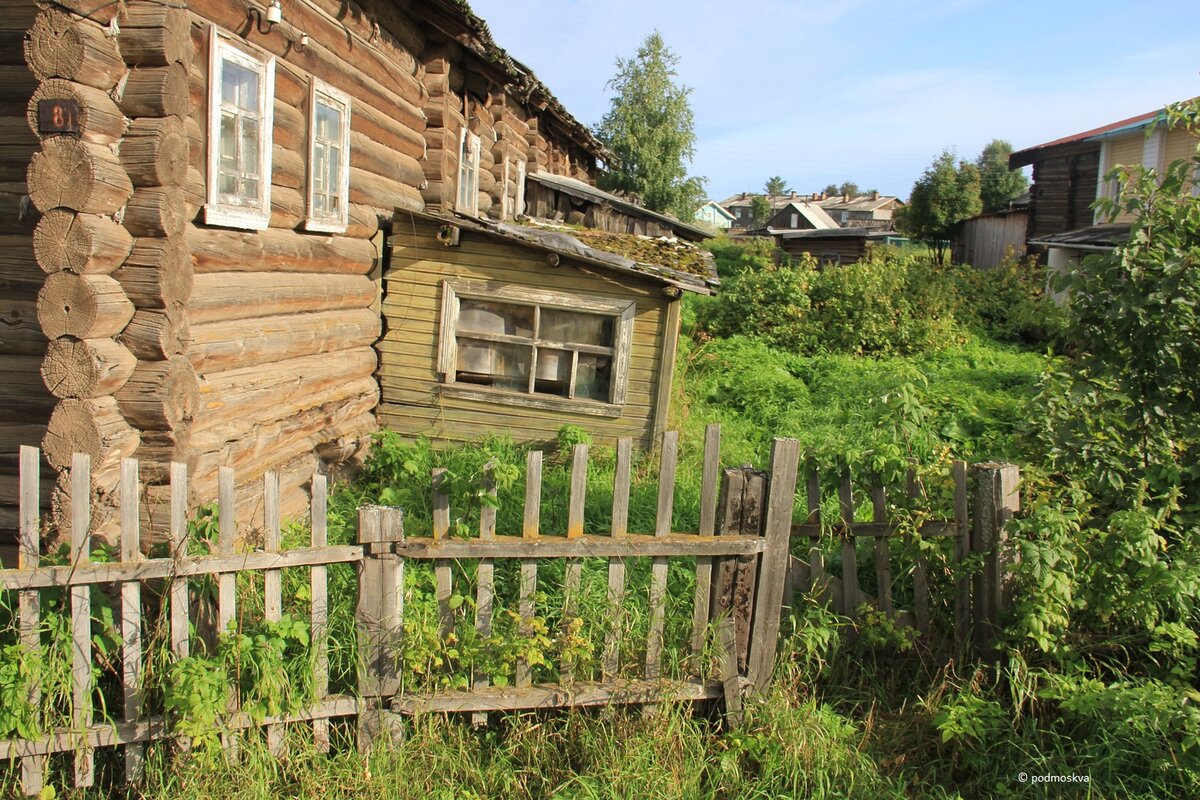 Карпогоры архангельская область. Старые дома в Архангельской области. Старинные дома в Архангельской области. Старые деревянные дома в Архангельской области. Улица деревянных коней в Карпогорах