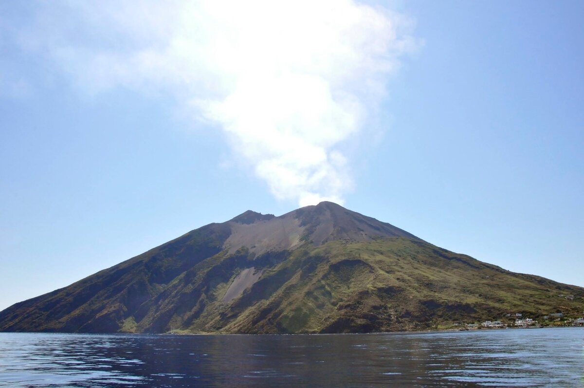Подплываем к Стромболи, который призывно курится