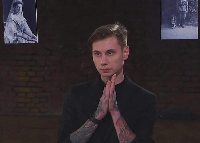 Стоп кадр "Битва экстрасенсов". Дмитрий матвеев проходит испытание с фото семьи Романовых