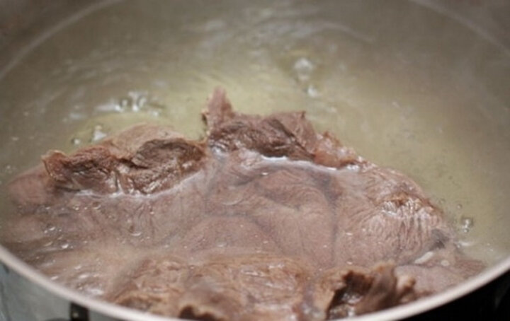 
2. Вареное мясо охладить и нарезать тонкой соломкой.