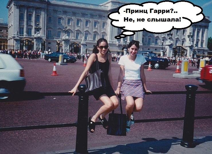 Нинаки заявила, что хотя Меган утверждает, что до знакомства не знала, кто такой принц Гарри, но на самом деле, настольной книгой Меган была биография принцессы Дианы. На этом фото им обеим по 15 лет, на заднем фоне - Букингемский дворец
