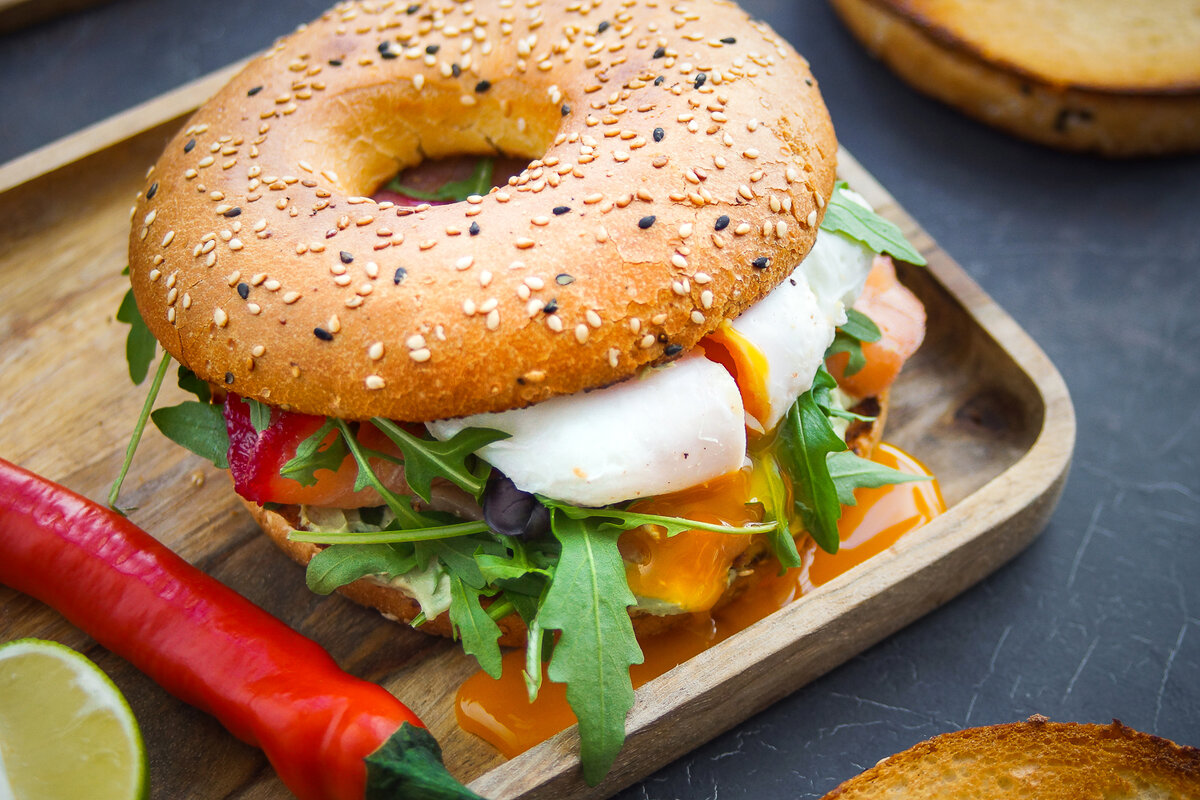 Bagel перевод. Нью йоркский Бейгл. Бейгл с яйцом пашот. Монреальские Бейглы.