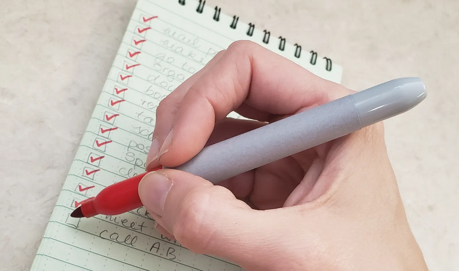 Пытаетесь найти способ побороть чувство лени? А как на счет того, что бы составить список дел на день? 
