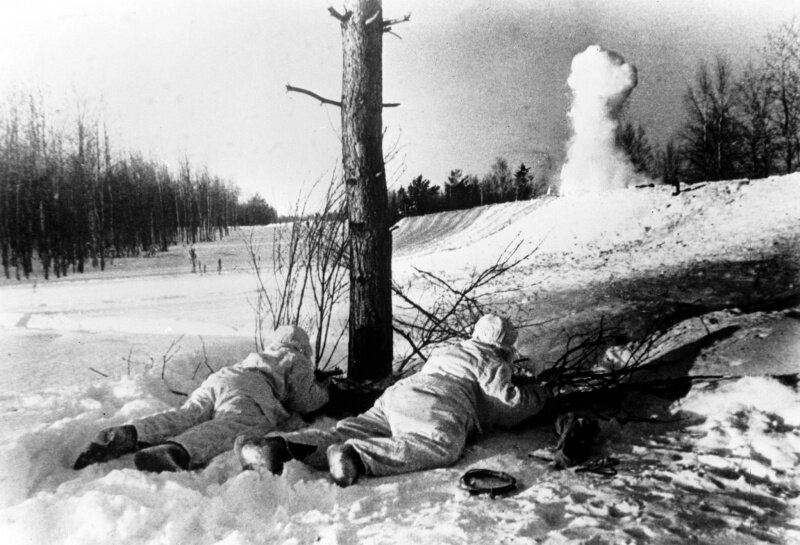 Фото с сайта: waralbum.ru   Автор: Олег Кнорринг. Время съемки: 1941. Источник информации о фото: Газета «Красная Звезда» №011 (5075) от 14 января 1942 года. Советские десантники наблюдают за подрывом железной дороги в тылу немецких войск под Москвой.