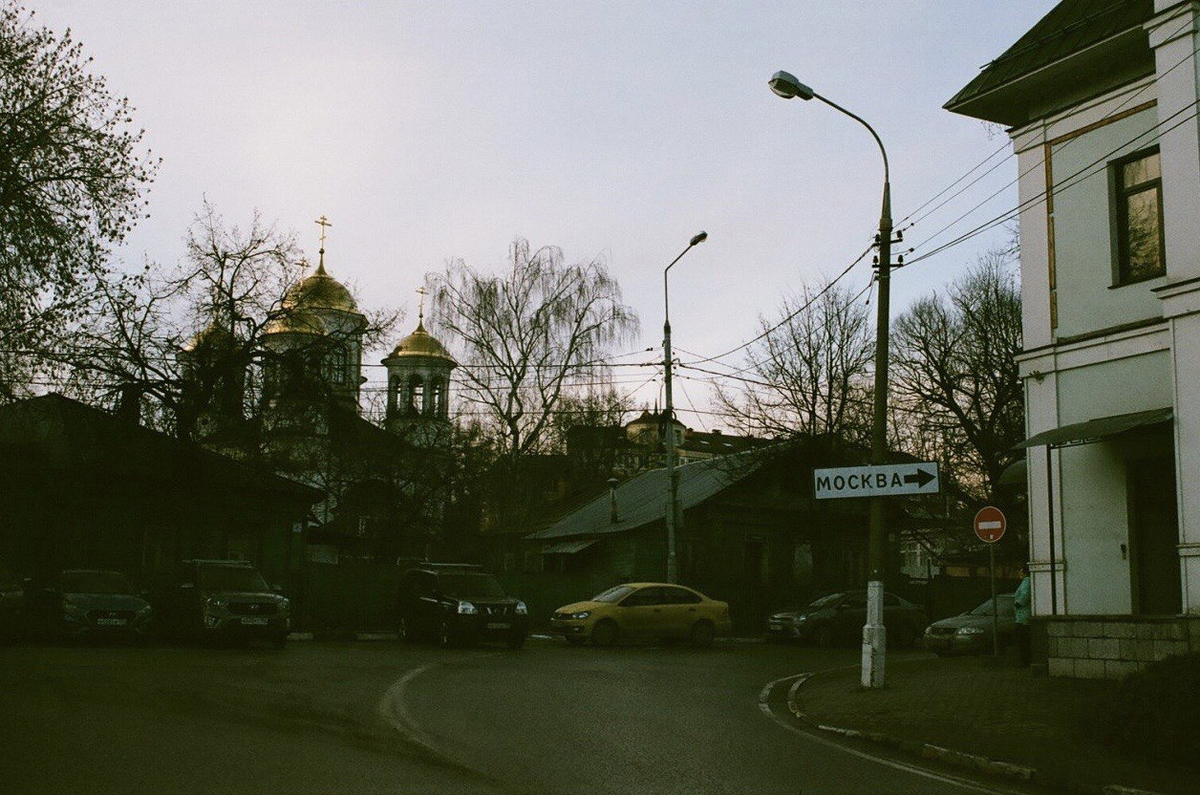 Приезжаем в центр города и сразу видим такую красоту.  Замечательный мост. Под ним река Москва — еще чистая, потому что мегаполис ниже по течению. Летом в ней даже купаются. Мост издалека.