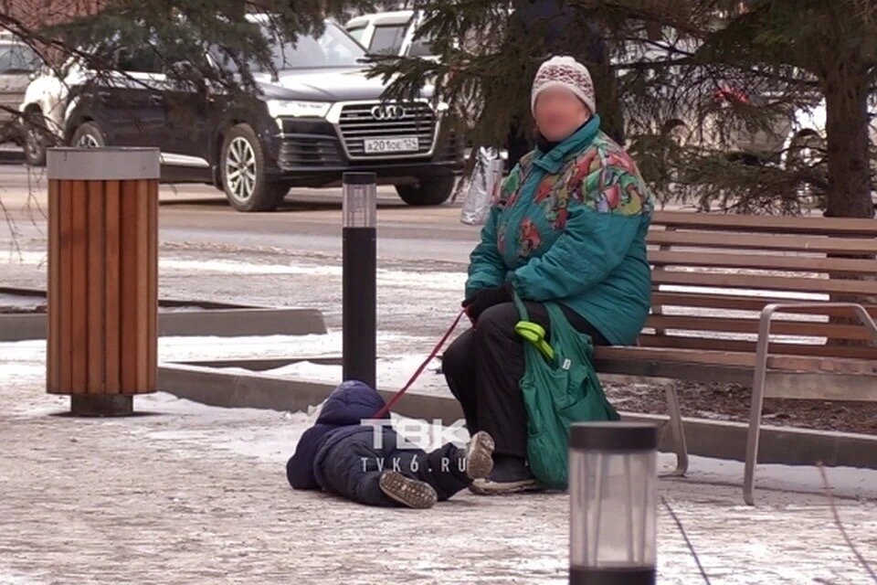 Клип дед на поводке. Бабушка на улице. Бабка плачет на улице. Женщина с ребенком на поводке.