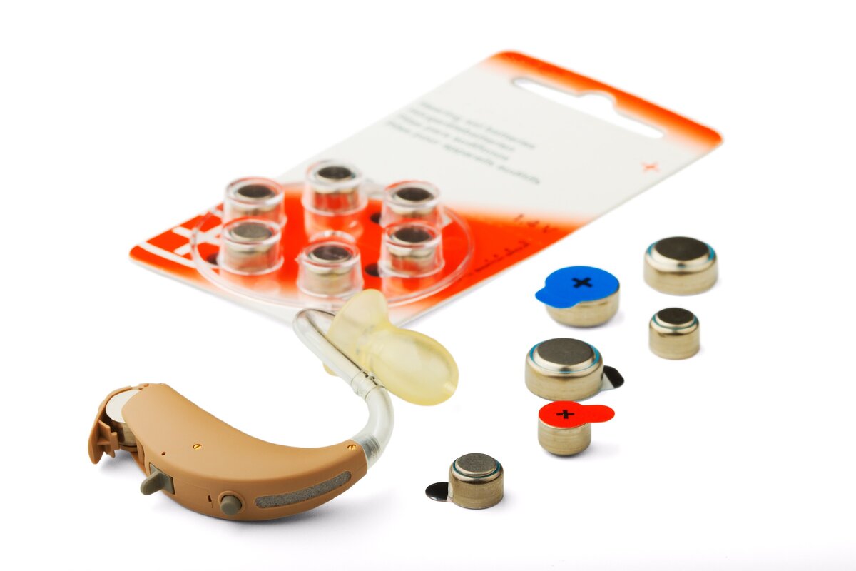 В зависимости от размера батарейки, её энергоёмкости и уровня потребления энергии слуховым аппаратом, срок службы энергоносителя может составлять от 3 до 20 дней.