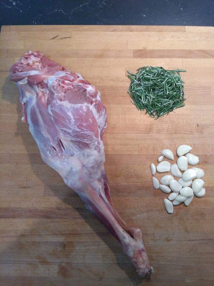 Обрезаны жир и кожа. Подготовлены листики розмарина и чеснок (дольки порезаны толщиной в 5 мм).