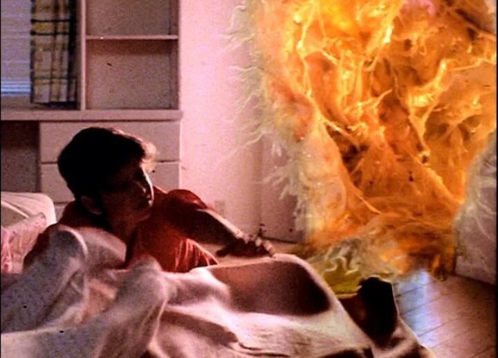 Приобретая зимой уголь для своего очага, господин Фрост из Hornsey (Лондон) и не догадывался, насколько опасна эта покупка и сколько бед может принести обычный на первый взгляд уголь. После того, как первая порция твердого топлива была отправлена в камин, сразу стало очевидным, он какой-то "неправильный". Раскаленные угольные камешки взорвались в печи, разрушили этим защитную решетку и выкатились на пол, после чего исчезли из поля зрения и появились лишь в виде ярких искр в другой комнате. Этим дело не закончилось. Семейство Фрост стало замечать странные вещи в своем доме, ножи и вилки плавали по воздуху, словно находились в открытом Космосе. Свидетелем необычного и пугающего явления стали преподобный Эл Гардинер и доктор Герберт Лемерле. 
Версий относительно чертовщины, происходящей в доме Фростов, было несколько. Скептики списывали всю вину на сыновей, якобы решивших разыграть родителей. Другие были уверены, что это проделки шахтеров, подмешавших к углю динамит (позднее эта версия была проверена и опровергнута). Третьи считали, что всему виной разбушевавшийся дух мертвых шахтеров, покоившийся в угле и потревоженный Фростами.