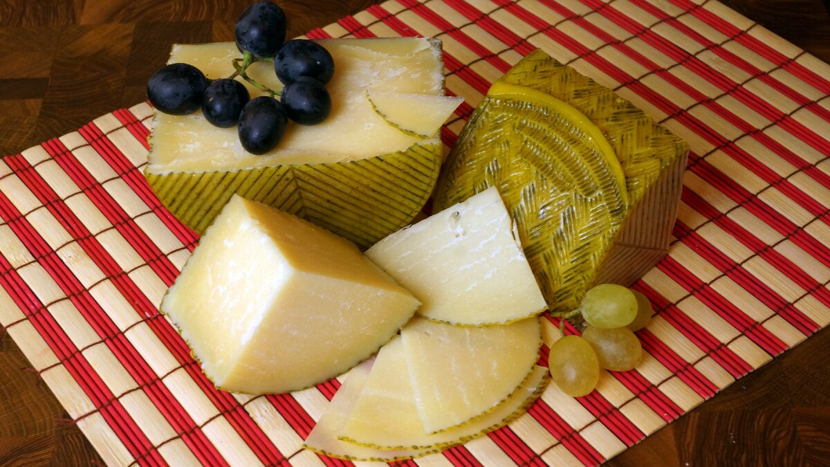 Предлагаю  приготовить твёрдый сыр. Сыр Манчего относится к группе твердых прессуемых сыров с высокой температурой второго нагревания. Родина сыра Испания. Готовится из овечьего молока овец породы Манчего. Рецепт сыра представлен в ролике очень подробно. В конце видео дегустация сыра МАНЧЕГО!