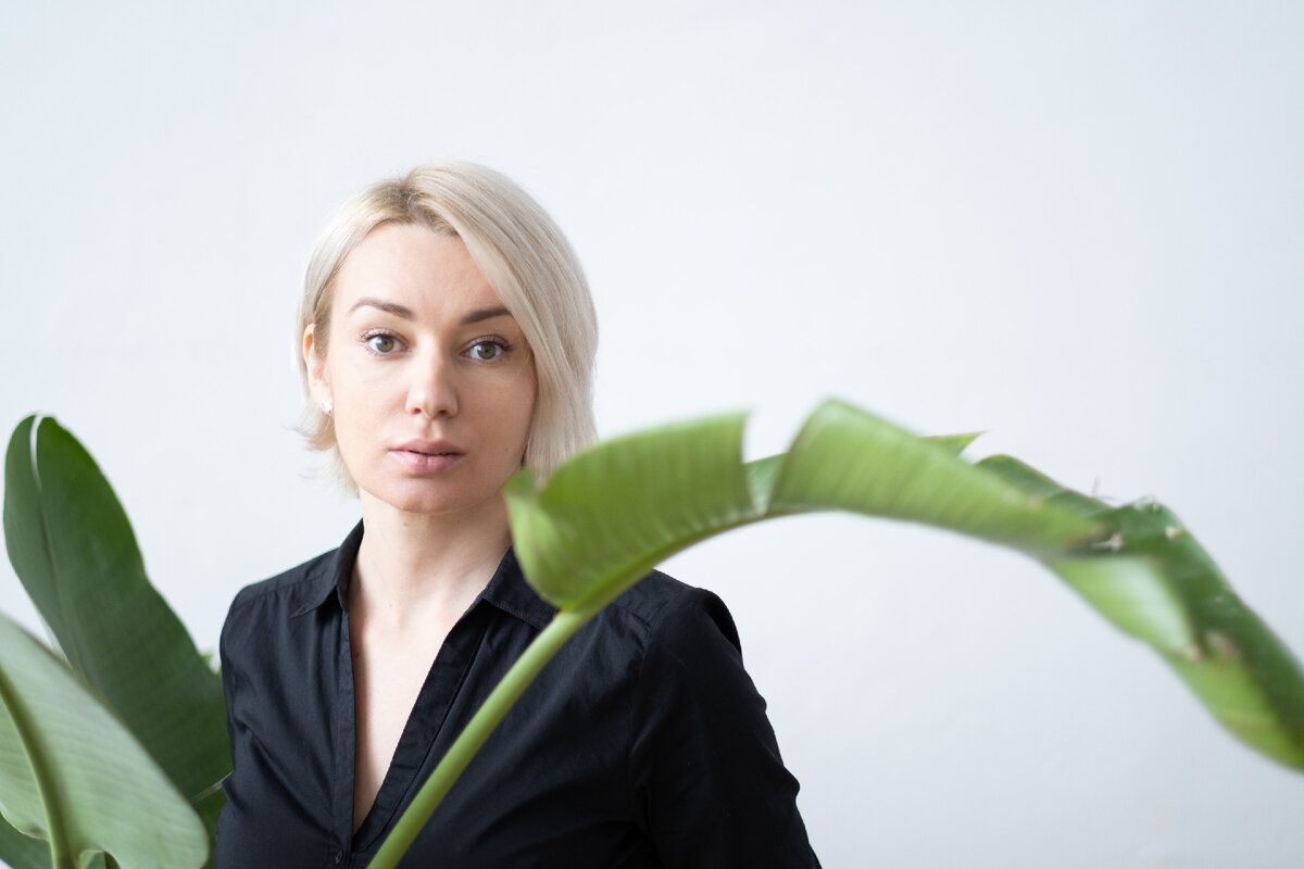 Ева  Кац перестала стесняться и прятаться за цветком