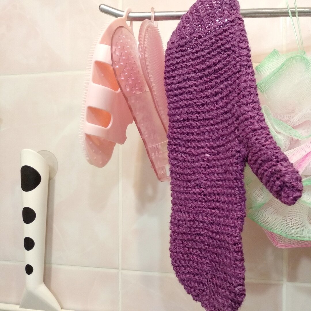 На заднем фоне варежки - массажные: плотная из, вроде, ПВХ и силиконовая.